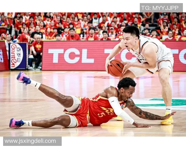 上海篮球队在总决赛积分榜上以76分稳居第一名竞争激烈引人关注